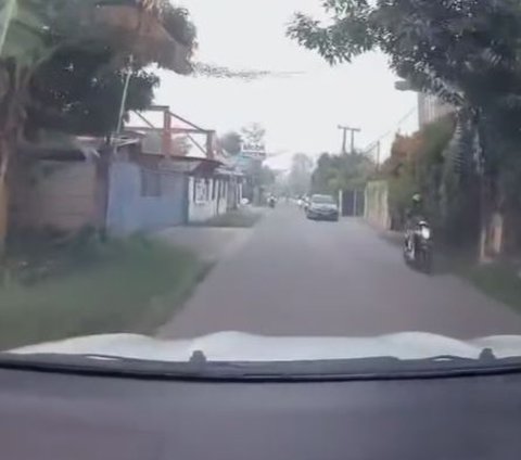 Pemotor Tak Beradab, Lampu Sein ke Kiri tapi Malah Belok ke Arah yang Berlawanan!