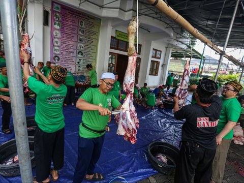 FOTO: Semangat Gotong-Royong Warga  Sembelih Hewan Kurban di Masjid Jami Daarul Falaah, Jakarta Selatan