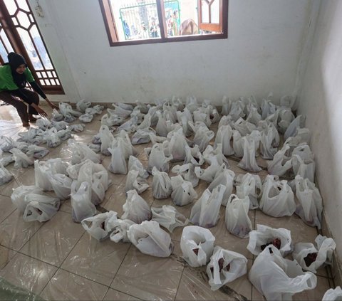 FOTO: Semangat Gotong-Royong Warga  Sembelih Hewan Kurban di Masjid Jami Daarul Falaah, Jakarta Selatan