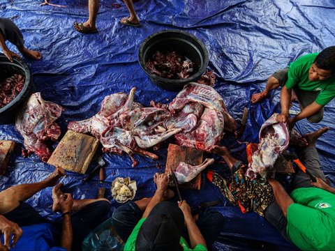 FOTO: Semangat Gotong-Royong Warga  Sembelih Hewan Kurban di Masjid Jami Daarul Falaah, Jakarta Selatan