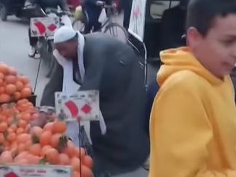 Once Viral Because Throwing His Merchandise to Palestinian Aid Trucks, This Orange Seller is in the Holy Land