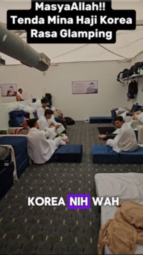 Pria bernama Gilar ini menunjukkan bagian dalam tenda jemaah Korea.  Terdapat sofa bed yang disusun rapi. Dalam video diketahui, tenda ini berisi sekitar 60 orang.