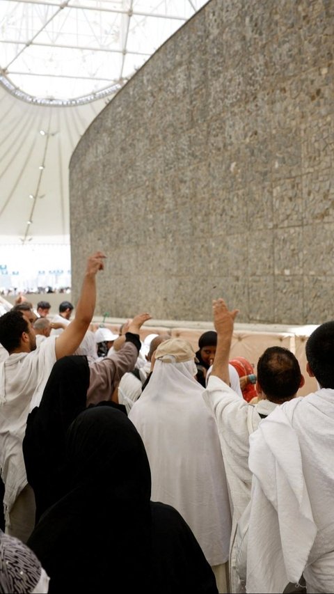 Momen Jemaah Haji Seluruh Dunia Lakukan Lempar Jumrah Aqobah di Jamarat