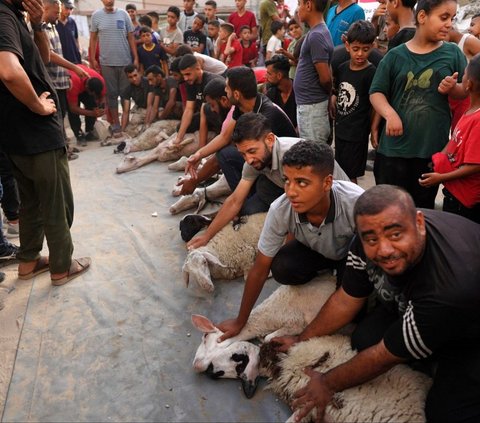 Di tengah keprihatinan dan kekhawatiran, warga Gaza yang tinggal di Khan Younis menyambut Hari Raya Iduladha dengan suka cita. Foto: BASHAR TALEB / AFP<br>