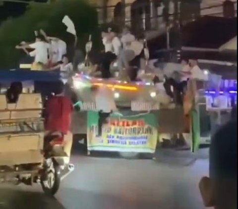 Takbiran Idul Adha on a Truck While Playing Dugem Music, Several Teenagers Immediately Get Hit