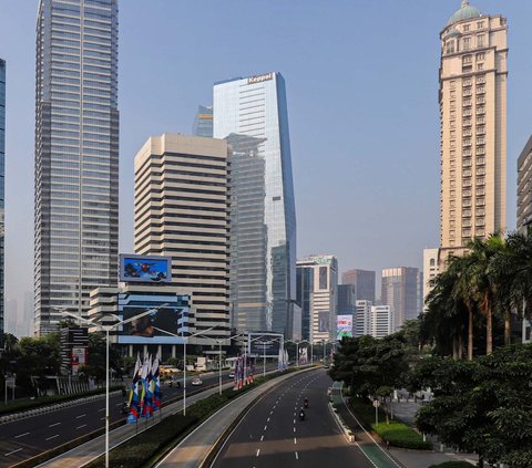 Suasana lalu lintas dan kawasan perkantoran yang lengang saat libur Iduladha 2024 di kawasan Sudirman, Jakarta, Senin (17/6/2024). Foto: Liputan6.com / Angga Yuniar