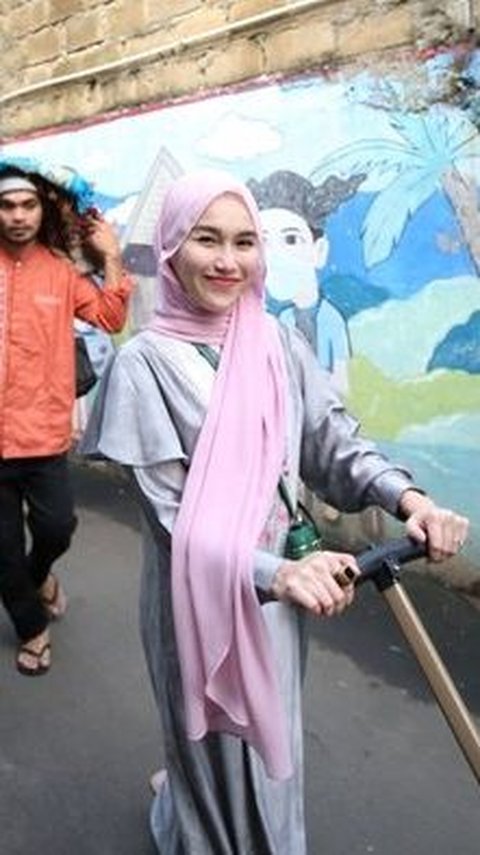 Potret Cantik Ayu Ting Ting Tampil Berhijab di Momen Idul Adha, Penampilannya Bikin Salfok<br>