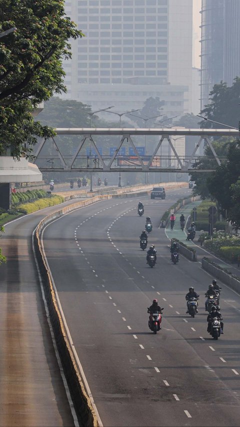 Hanya beberapa kendaraan bermotor saja yang terpantau kamera saat melalui jalan protokol Jakarta yang lengang ini. Foto: Liputan6.com / Angga Yuniar