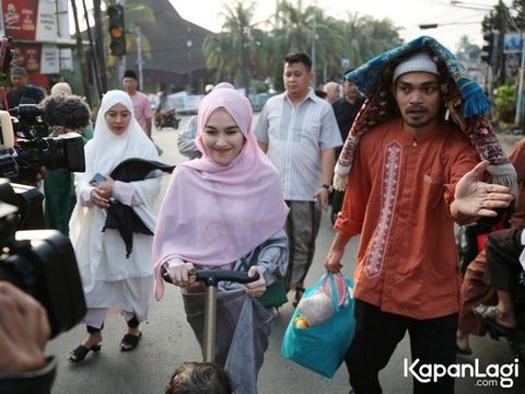 7 Potret Cantik Ayu Ting Ting Tampil Berhijab di Momen Idul Adha, Penampilannya Bikin Salfok