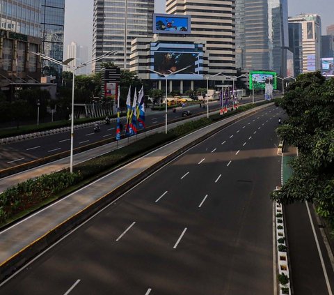 Suasana lalu lintas dan kawasan perkantoran yang lengang saat perayaan Iduladha di kawasan Sudirman, Jakarta, Senin (17/6/2024). Foto: Liputan6.com / Angga Yuniar