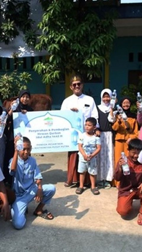 Rayakan Iduladha, Le Minerale Berbagi Hewan Kurban di Pesantren Jakarta Timur<br>