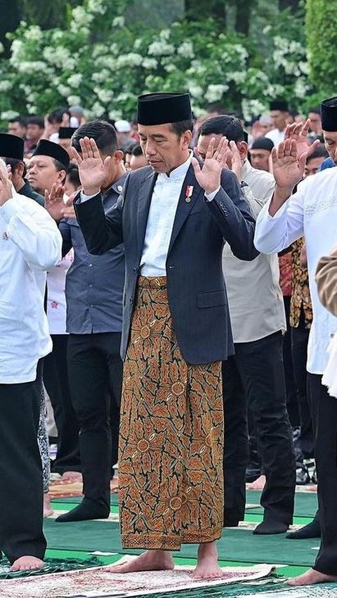 Menengok Gaya Presiden Jokowi Bersarung Batik Resapi Gema Takbir Salat Iduladha<br>