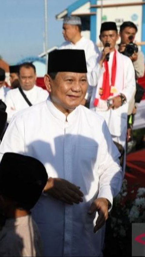 Ketegasan Prabowo Luluh, Cium Anak-Anak Usai Salat Iduladha di Hambalang