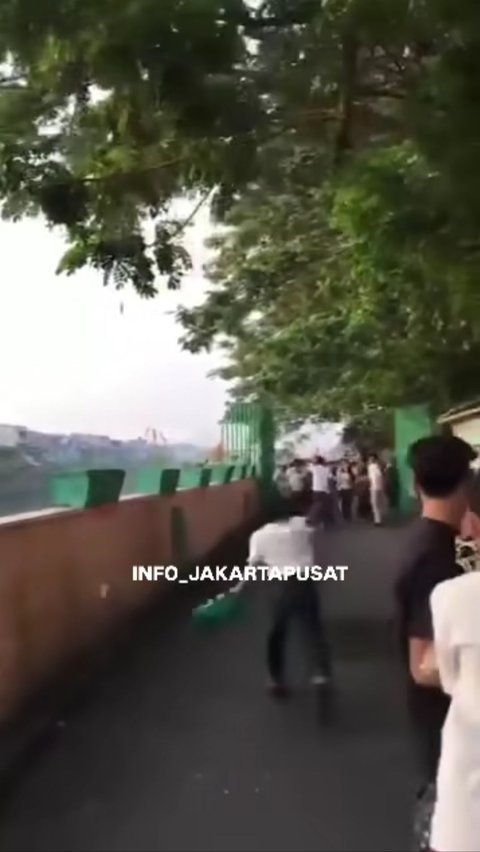 Tawuran Warga di Jakbar Pecah Usai Salat Iduladha, Emak-Emak Bermukena Turun Tangan Bubarkan Massa