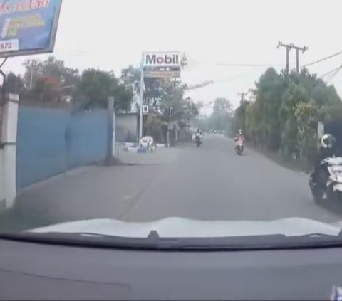 Pemotor Tak Beradab, Lampu Sein ke Kiri tapi Malah Belok ke Arah yang Berlawanan!