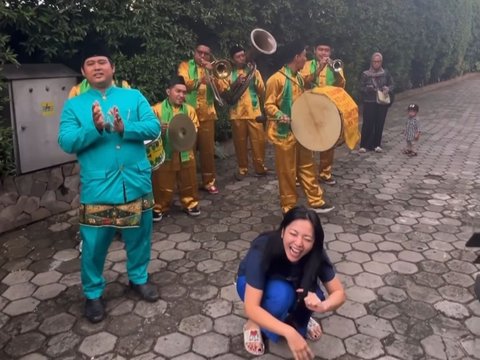 Potret Ultah Hesti Purwadinata ke-41, Kaget Disambut Kesenian Tanjidor di Depan Rumah