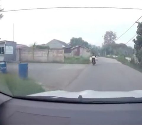 Pemotor Tak Beradab, Lampu Sein ke Kiri tapi Malah Belok ke Arah yang Berlawanan!