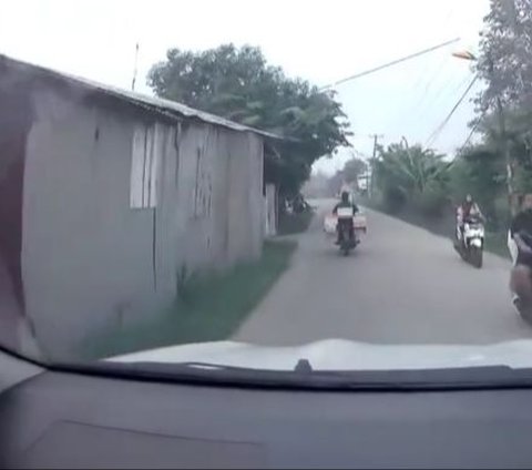 Pemotor Tak Beradab, Lampu Sein ke Kiri tapi Malah Belok ke Arah yang Berlawanan!