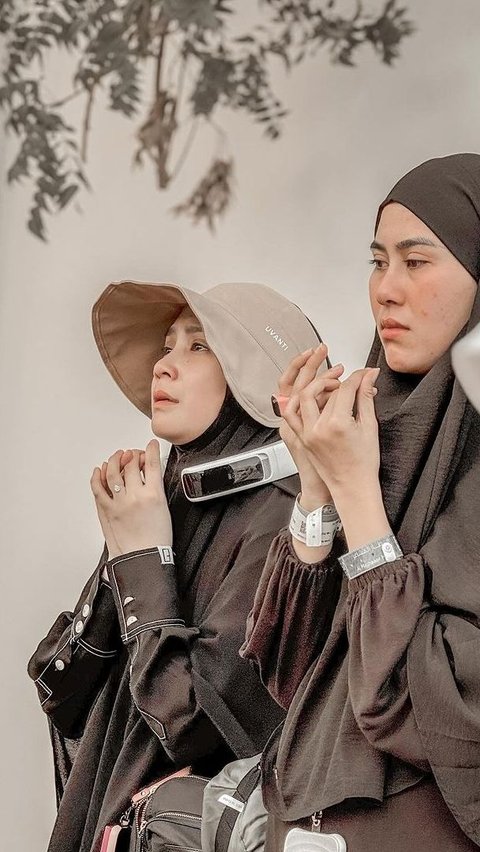 Ngeluh Panas, 9 Potret Nagita Slavina Pakai AC di Leher Saat Haji, Harganya Setara AC Rumah