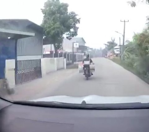 Pemotor Tak Beradab, Lampu Sein ke Kiri tapi Malah Belok ke Arah yang Berlawanan!