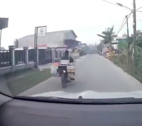 Pemotor Tak Beradab, Lampu Sein ke Kiri tapi Malah Belok ke Arah yang Berlawanan!