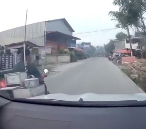 Pemotor Tak Beradab, Lampu Sein ke Kiri tapi Malah Belok ke Arah yang Berlawanan!