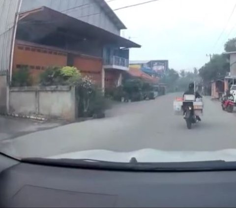 Pemotor Tak Beradab, Lampu Sein ke Kiri tapi Malah Belok ke Arah yang Berlawanan!