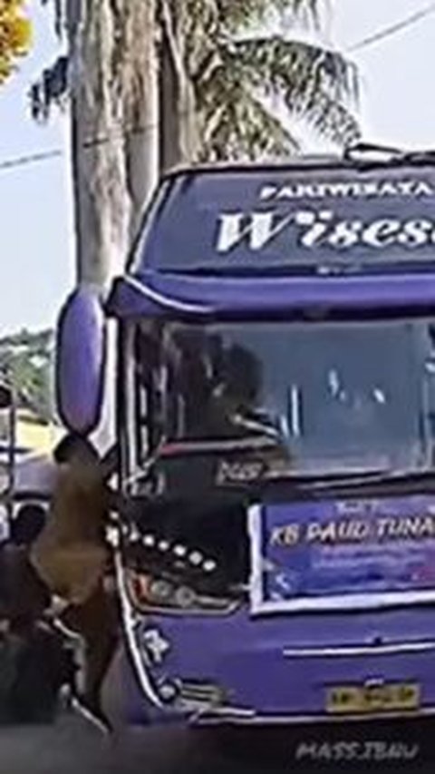 Guru SD yang mengadang bus yang main klakson basuri sampai gebrak pintu menjadi viral