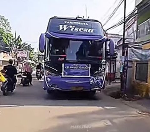 Viral Guru SD Stop Bus yang Main Klakson Basuri Telolet, Sampai Gebrak Pintu