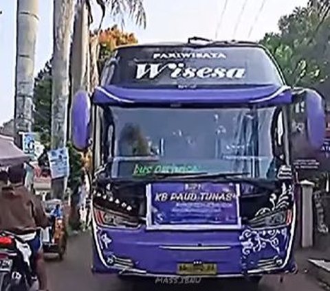 Gebrak Pintu Bus, Guru SD Protes Keras Penggunaan Klakson Basuri