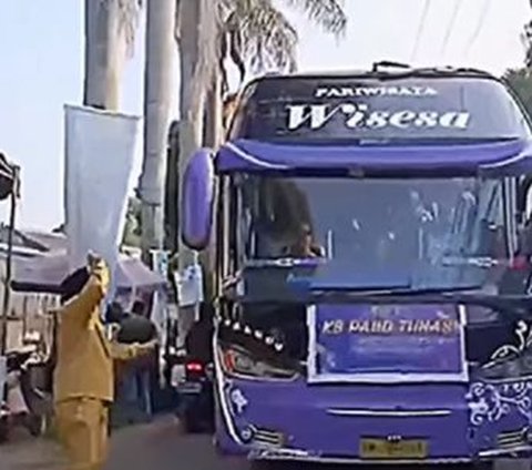 Viral Guru SD Stop Bus yang Main Klakson Basuri Telolet, Sampai Gebrak Pintu