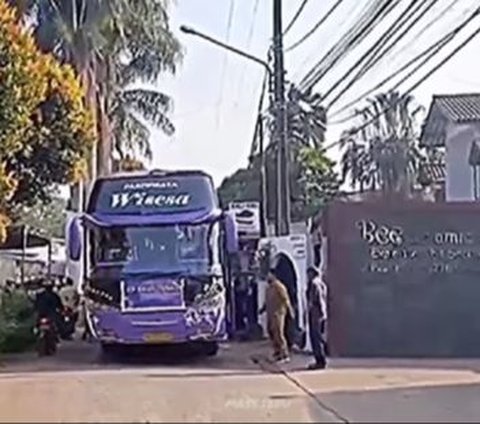 Viral Guru SD Stop Bus yang Main Klakson Basuri Telolet, Sampai Gebrak Pintu