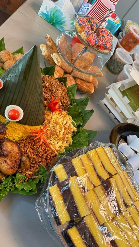 Juragan 99 yang tengah mengadakan syukuran meja makannya dipenuhi makanan Indonesia.