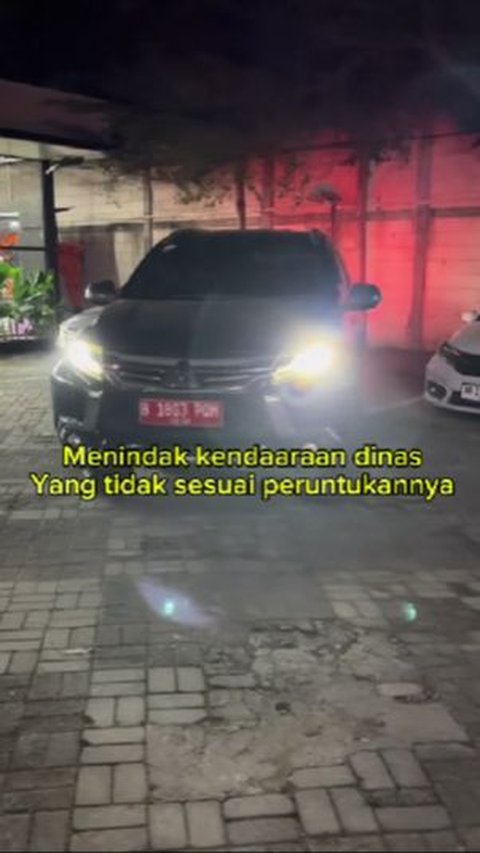 Anak muda diperingatkan polisi karena menggunakan mobil pelat merah secara sembarangan