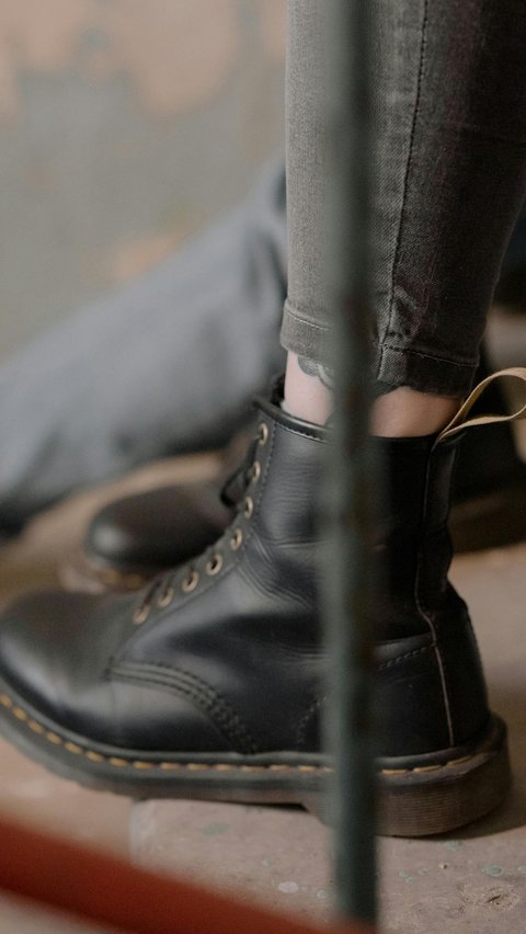 The Origin of Docmart Shoes that Once Became the Identity of Workers and Punk Kids, Its Creator is Originally a Doctor.
