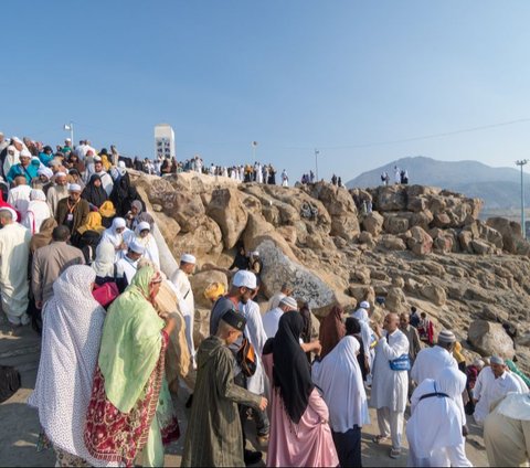 This Pilgrim is Pregnant and Giving Birth in Arafah, Her Baby is Born Healthy