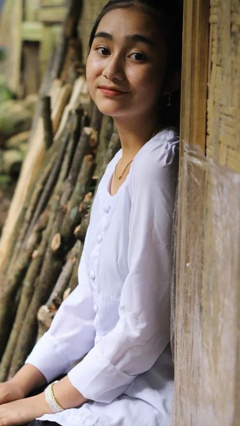 This is a portrait of Rumsyah, a native girl from Baduy Luar who is currently becoming a hot topic.