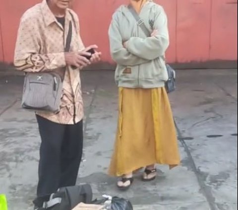 Lihat Kakek-Nenek Termenung Kebingungan di Jalan, Pria Ini Rela Antar Pasutri Lansia yang Ingin Pergi Bertemu Cucunya