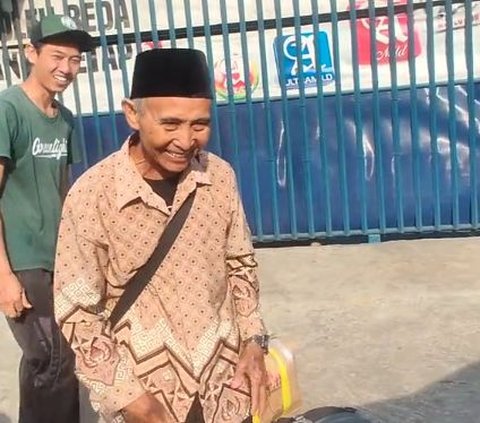 Lihat Kakek-Nenek Termenung Kebingungan di Jalan, Pria Ini Rela Antar Pasutri Lansia yang Ingin Pergi Bertemu Cucunya