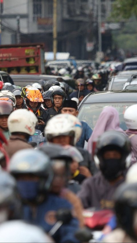 Kocak Abis, Pemotor Ramai-ramai Ikuti Sepeda Motor yang Potong Jalan Ternyata Malah Pulang ke Rumah