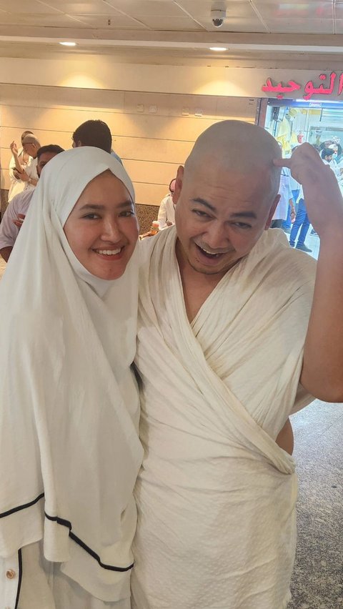 Portrait of Male Celebrities Becoming Bald After Performing Tahallul Haji, Rezky Adhitya Manglingin