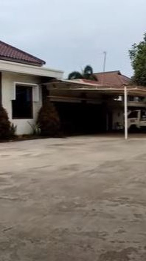 Rumah Umuh Muchtar di Sukabumi memiliki bentuk memanjang ke belakang dengan sebuah garasi besar yang mampu memuat beberapa kendaraan.