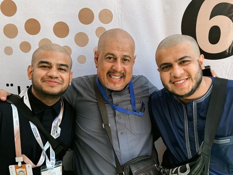 Portrait of Male Celebrities Becoming Bald After Performing Tahallul Haji, Rezky Adhitya Manglingin