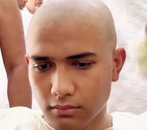 Portrait of Male Celebrities Becoming Bald After Performing Tahallul Haji, Rezky Adhitya Manglingin