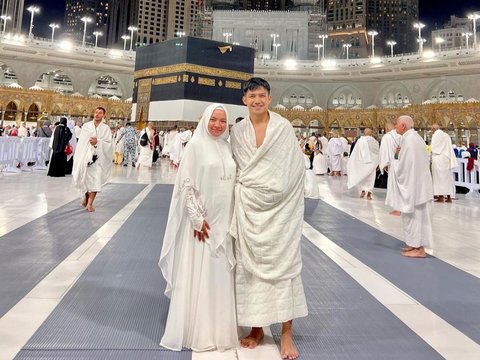 10 Portraits of Witan Sulaiman during Hajj Worship, Wukuf in Arafah with His Wife