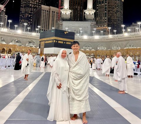 10 Portraits of Witan Sulaiman during Hajj Worship, Wukuf in Arafah with His Wife