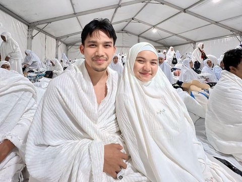 10 Portraits of Witan Sulaiman during Hajj Worship, Wukuf in Arafah with His Wife