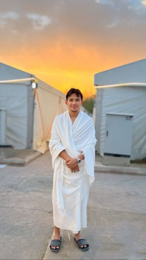 10 Portraits of Witan Sulaiman during Hajj Worship, Wukuf in Arafah with His Wife