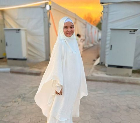 10 Portraits of Witan Sulaiman during Hajj Worship, Wukuf in Arafah with His Wife