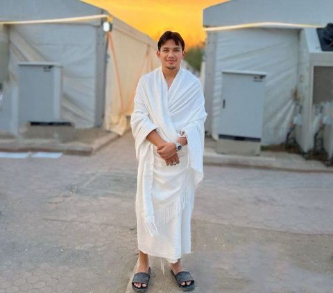 10 Portraits of Witan Sulaiman during Hajj Worship, Wukuf in Arafah with His Wife